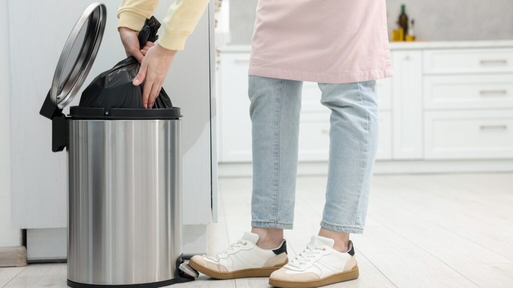 How do I store Garbage to Keep Rats away? 2 How do I store Garbage to Keep Rats away?